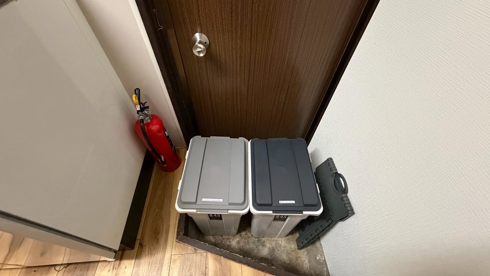 室内ゴミ箱 / Indoor trash bins