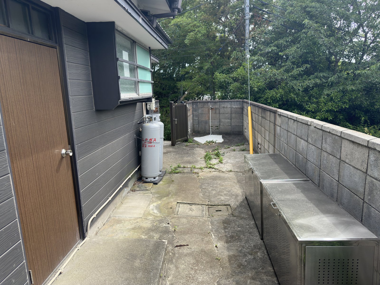 屋外シルバーゴミ箱 / Outdoor silver trash bins